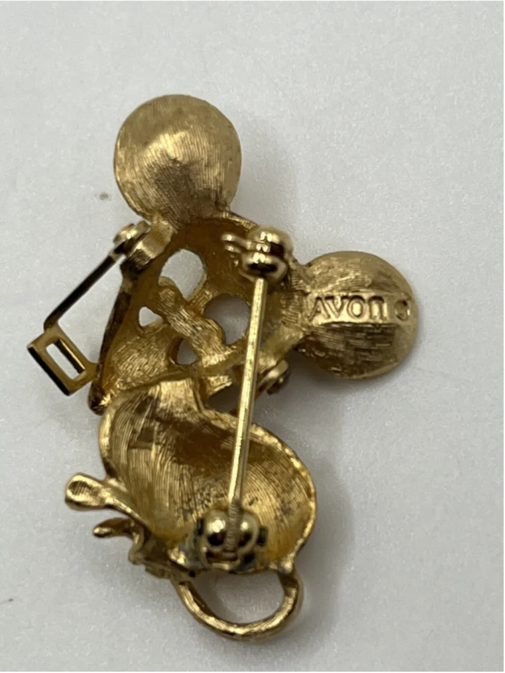 VINTAGE AVON MOUSE WITH MOVABLE GLASSES BROOCH PIN GOLD TONE RHINESTONE EYES